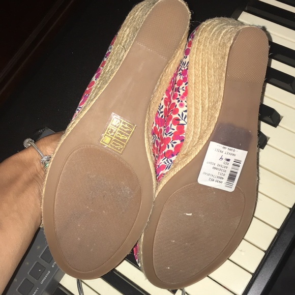 size 9 Lord & Taylor Liberty Art Fabrics wedge - Picture 3 of 6
